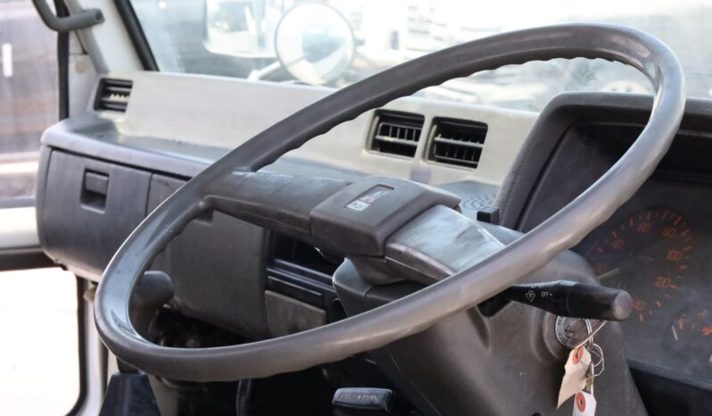 
								Mitsubishi Fuso Big Truck White full									