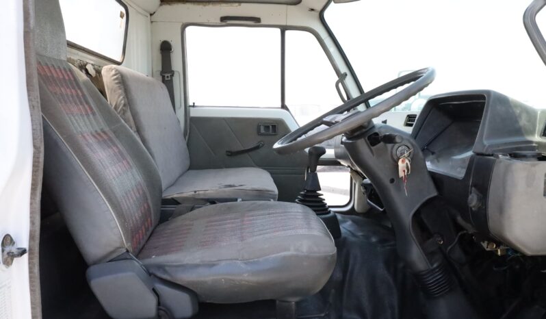 
								Mitsubishi Fuso Big Truck White full									