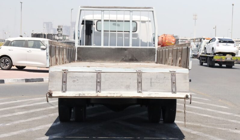 
								Mitsubishi Fuso Big Truck White full									
