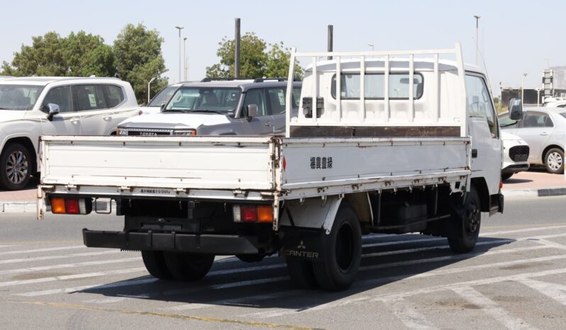 
								Mitsubishi Canter white Tempo full									