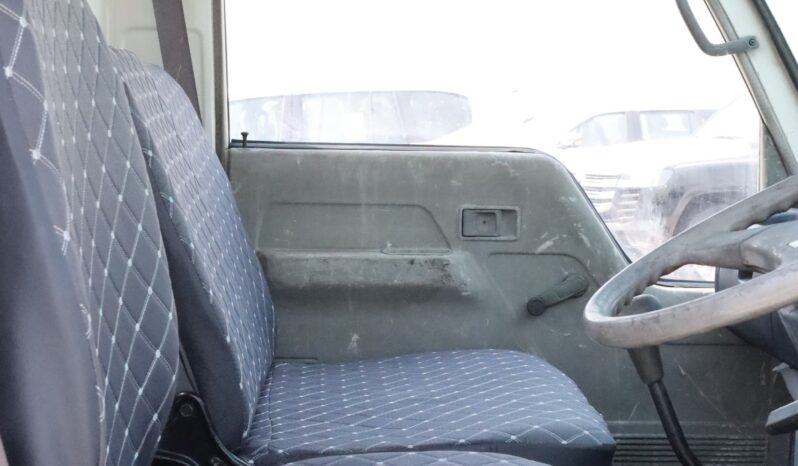 
								Mitsubishi Fuso Fighter 30 white full									