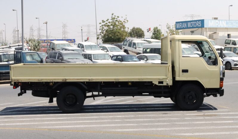 
								Mitsubishi Fuso Yellow full									