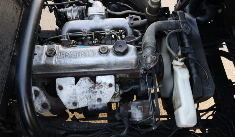 
								Mitsubishi Canter 2.0 Blue Flatbed Truck full									