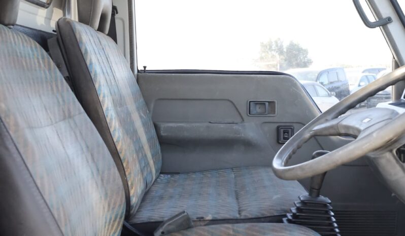 
								Mitsubishi Canter 2.0 Ton Flatbed Truck full									