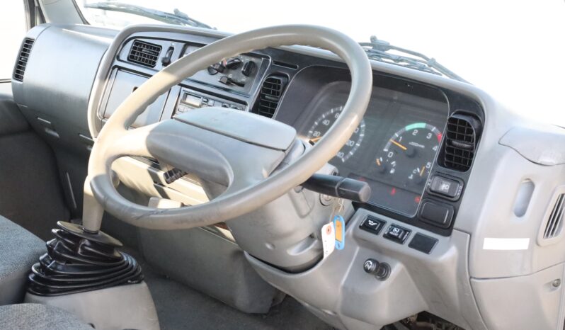 
								Mitsubishi Canter white full									