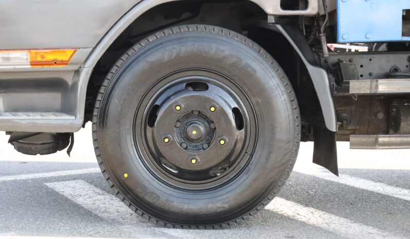 
								Mitsubishi Canter white full									