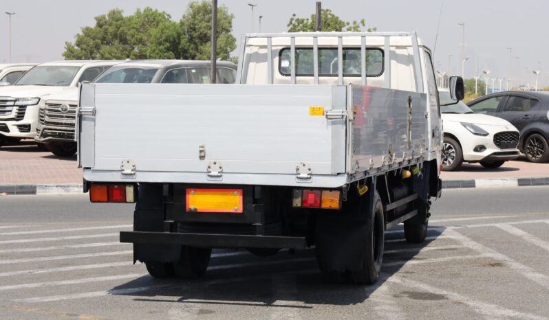
								Mitsubishi Canter white long Truck full									