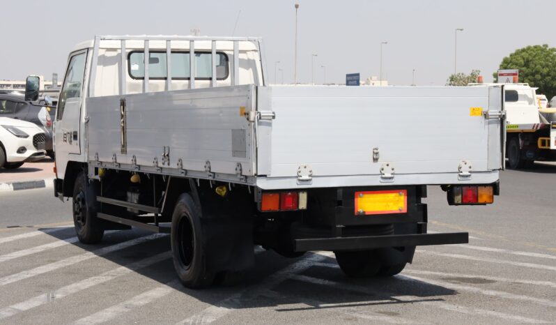 
								Mitsubishi Canter white long Truck full									