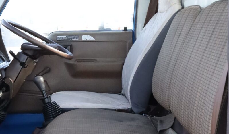 
								Toyota Dyna 200 Blue full									