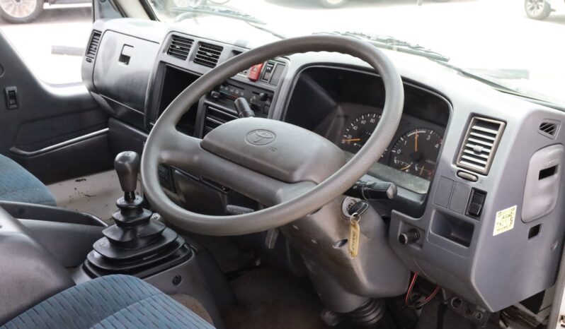 
								Toyota Dyna 4WD full									