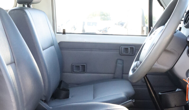 
								TOYOTA LAND CRUISER full									