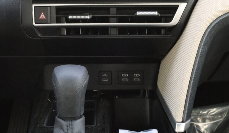 
								TOYOTA CAMRY (AXVH80) full									