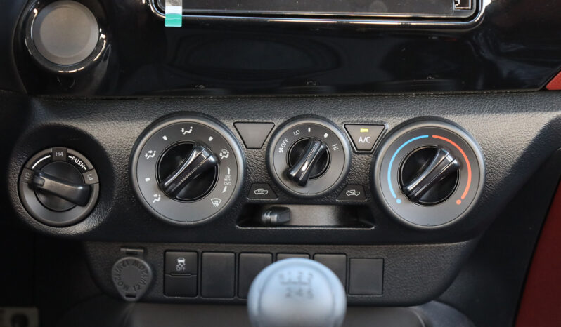 
								TOYOTA HILUX (PICKUP) full									